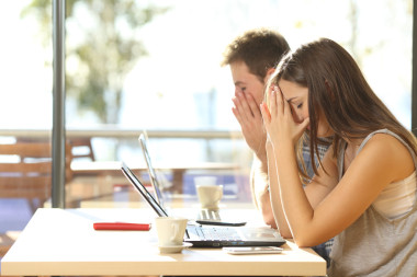 累了的學(xué)生在一家咖啡店學(xué)習(xí)照片