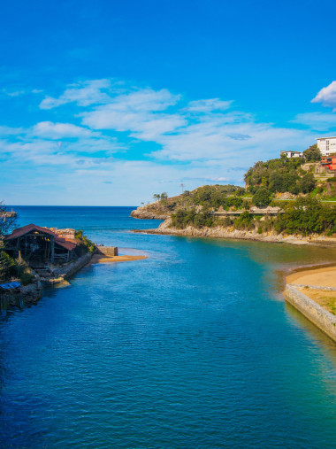 Lekeitio 島海灘上陽光燦爛的日子