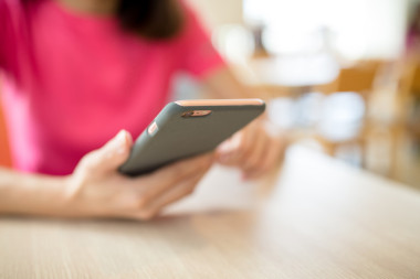 在手機(jī)上發(fā)送短信的女人圖片