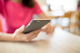 在手机上发送短信的女人图片