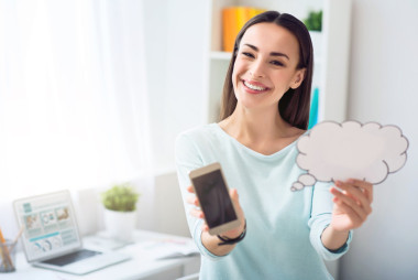 積極的女人拿著手機