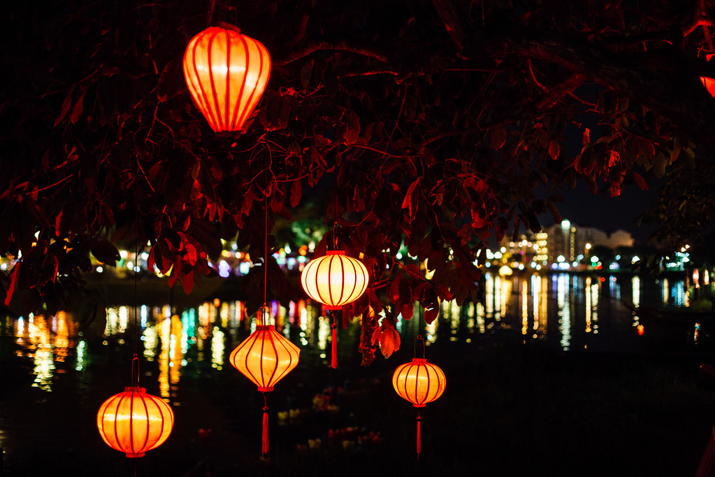中国灯笼的灯光背景下图片