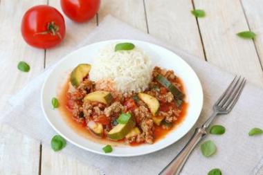 香辣肉酱与番茄、 罗勒、 西葫芦与香米