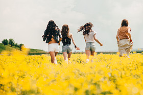 四个美丽的嬉皮女孩