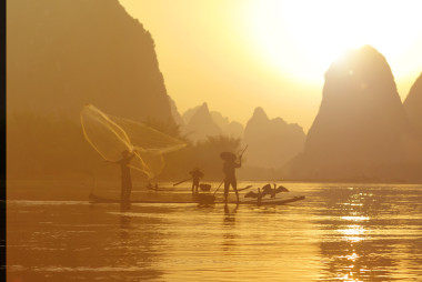 中國漁民的剪影圖片