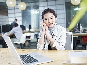 年轻的亚洲业务女人的画像