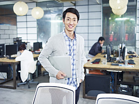 一个年轻的亚洲企业家的肖像照片