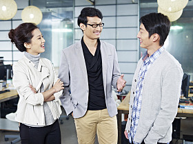 年轻的亚洲商界人士在办公室谈