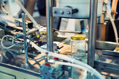 機(jī)上壇子里擰上蓋子