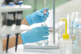 是这位科学家的女人是表明滴定技术在实验室