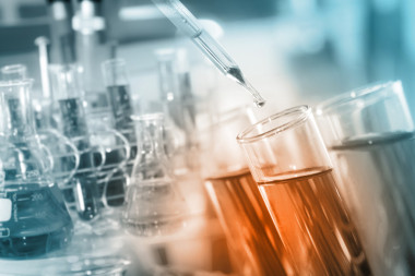 一位研究员明确试剂落入试管反应在化学实验室测试