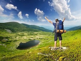 在山谷中湖附近的人