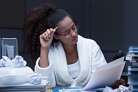 熬夜完成紧急的项目图片