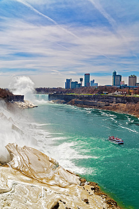 尼亚加拉大瀑布和渡轮从美国一侧
