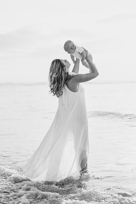 幸福的女人，带着孩子