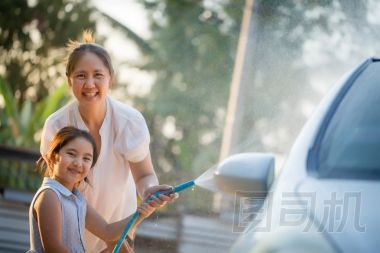 快樂的亞洲女孩與她的母親在家里洗車
