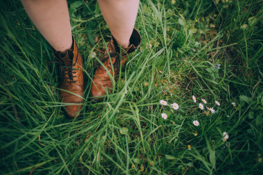 年輕女子的雙腿在棕色靴子