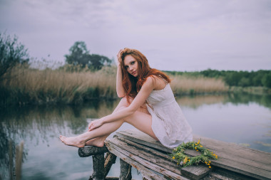 美麗的年輕女子，與花環(huán)圖片