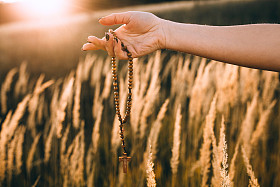 手中的木念珠图片