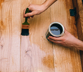 木材纹理、 手和画笔 图片