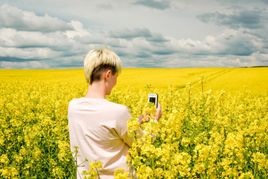 美麗的年輕女子上一個字段