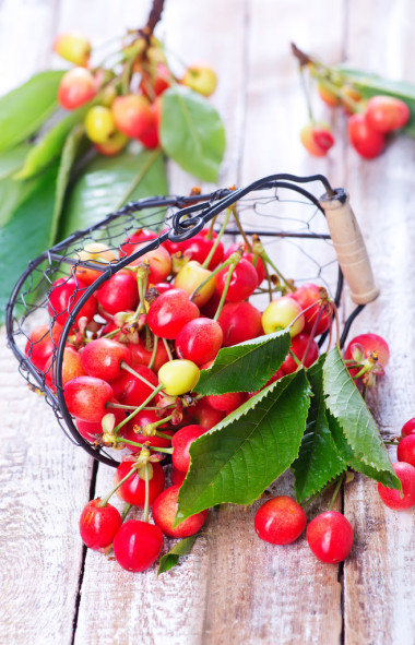 櫻桃木制的桌子上圖片