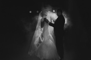 在深色背景上婚禮舞蹈