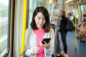 使用手机内火车的女人照片