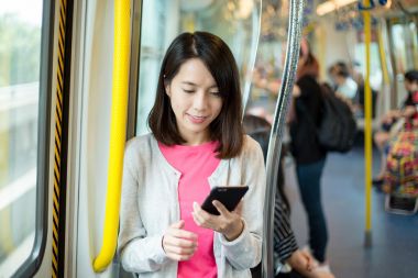 使用手机内火车的女人照片