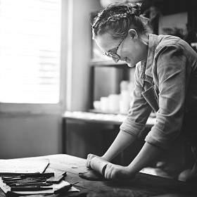 艺术家在工作室工作图片