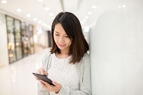 女人在购物商场中使用手机