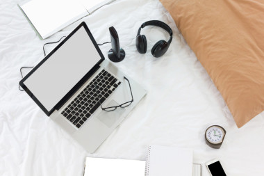 空白屏幕笔记本， 眼镜 ， 无线耳机 ， 时钟