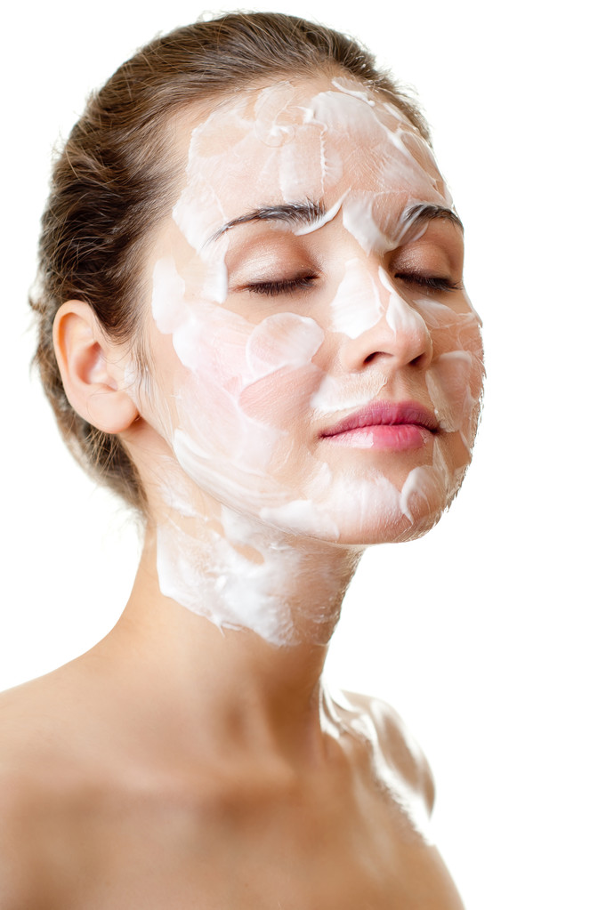 女人关心为脸上的皮肤