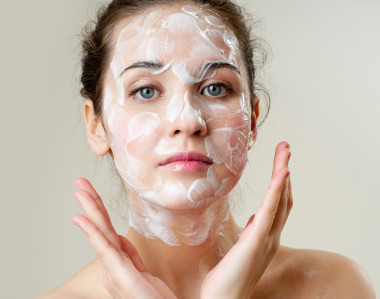 女人關(guān)心為臉上的皮膚