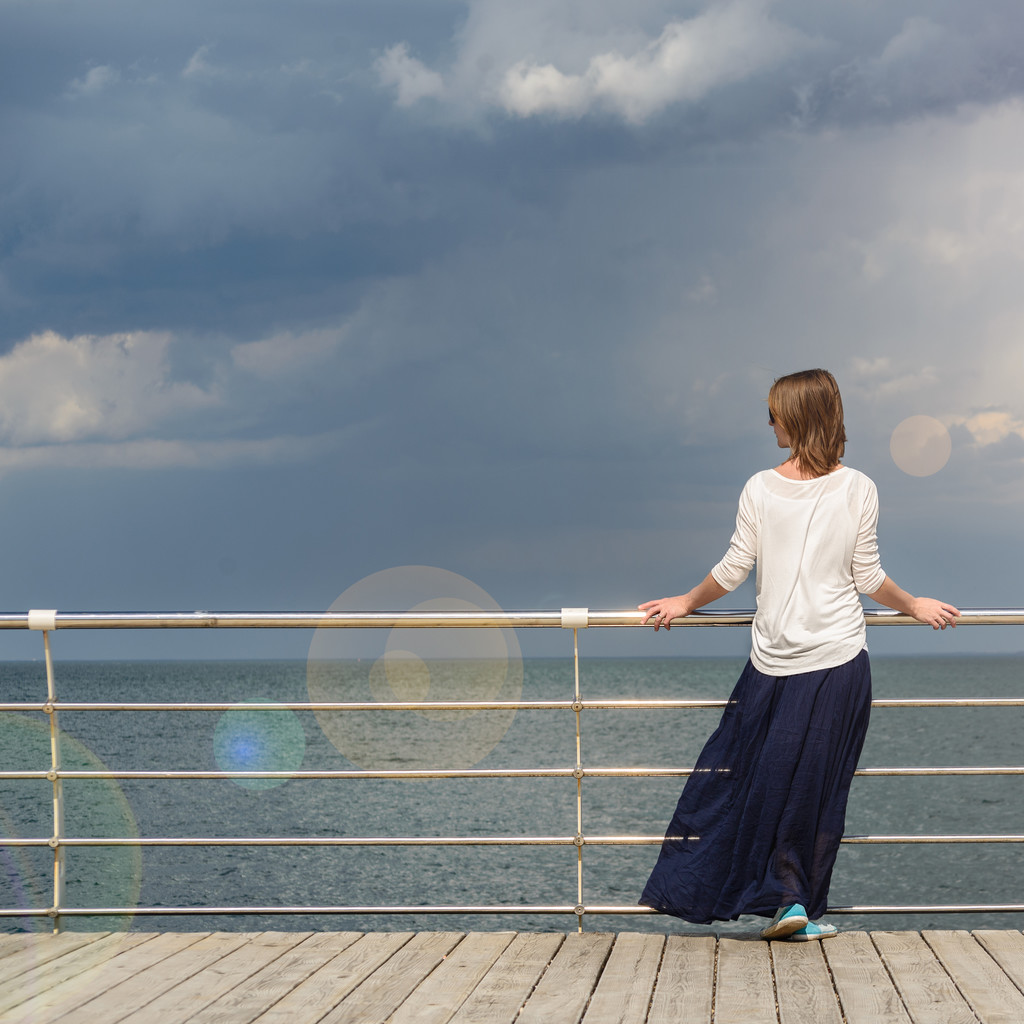 站在海滩上的女人 站在海滩上的女人