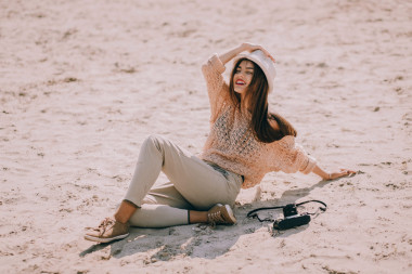 復(fù)古相機(jī)的女人