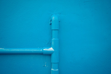 極簡主義風(fēng)格，在墻上的藍(lán)色水冷管