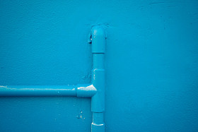 极简主义风格，在墙上的蓝色水冷管