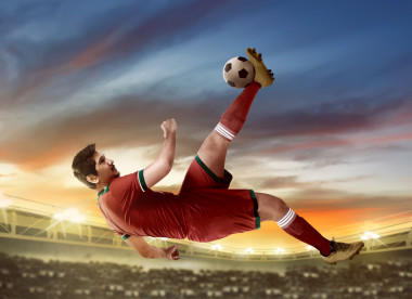 足球運(yùn)動(dòng)員踢腳球