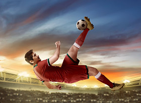 足球运动员踢脚球