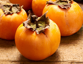 在木板上的美味柿