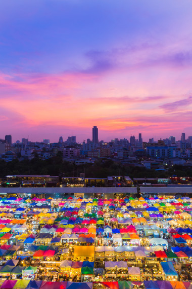 晚上跳蚤市場(chǎng)的鳥(niǎo)瞰圖，與城市市中心的背景下，戲劇性的天空 