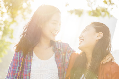 可愛的亞裔姐妹