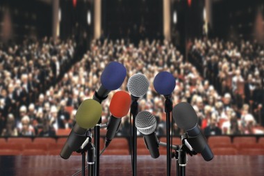 在大廳里的演講圖片