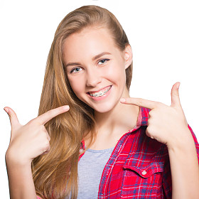 十几岁的女孩显示牙齿矫正的肖像