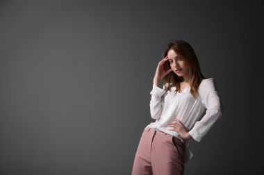 美丽的年轻女子，穿着衬衫照片