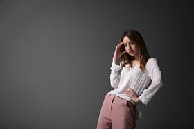 美丽的年轻女子，穿着衬衫照片