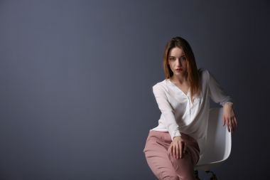 美丽的年轻女子，穿着衬衫