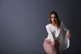 美丽的年轻女子，穿着衬衫