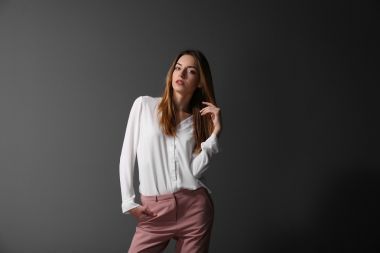 美麗的年輕女子，穿著襯衫